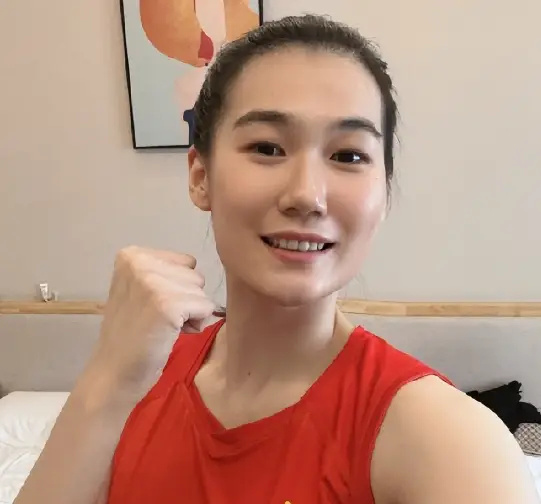 cctv5直播中荷女排大战,王云蕗场下有反差感,输球扣分比赢球多