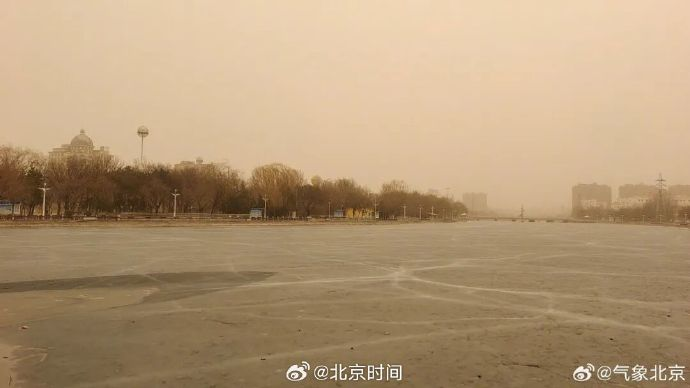 今年以来范围最大、强度最强沙尘过程来袭：北方大部有大范围沙尘天气，内蒙古甘肃等地有强沙尘暴，江苏上海湖北浙江等地有扬沙或浮尘_腾讯新闻
