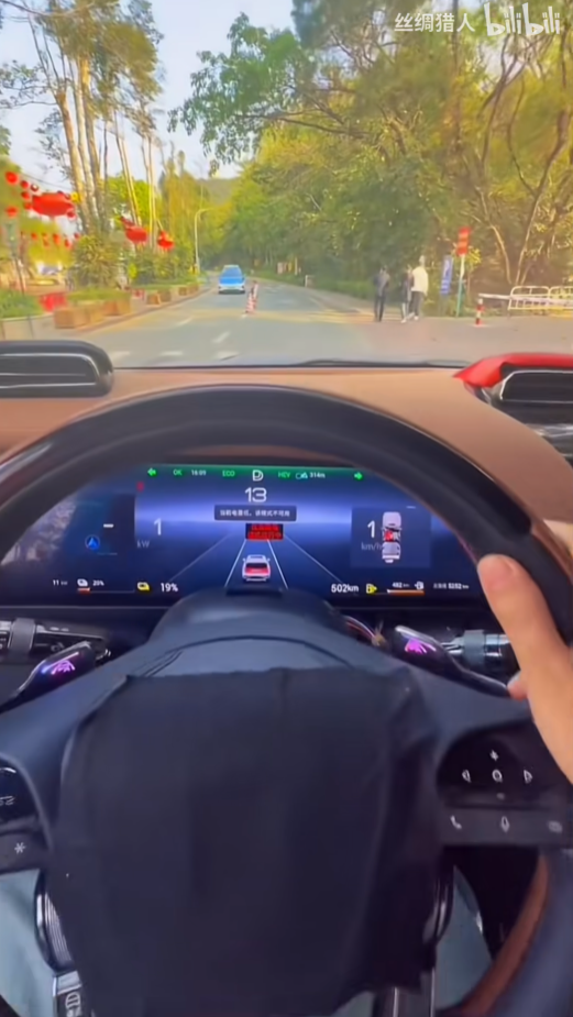 仰望u8开车第一视角曝光:马路都感觉变窄了_腾讯新闻