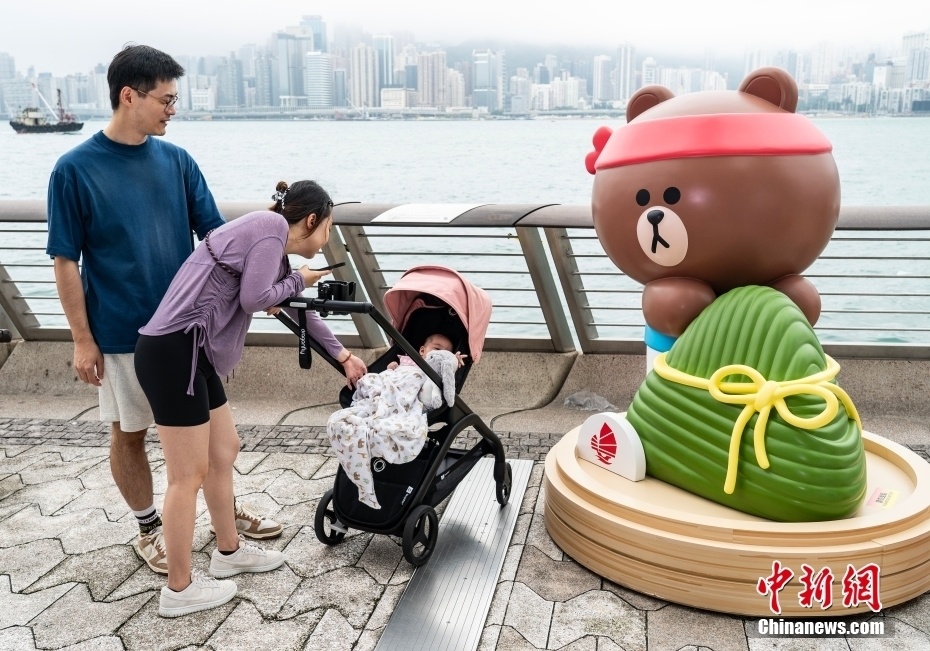 端午龙舟元素妆点香港尖沙咀星光大道_腾讯新闻