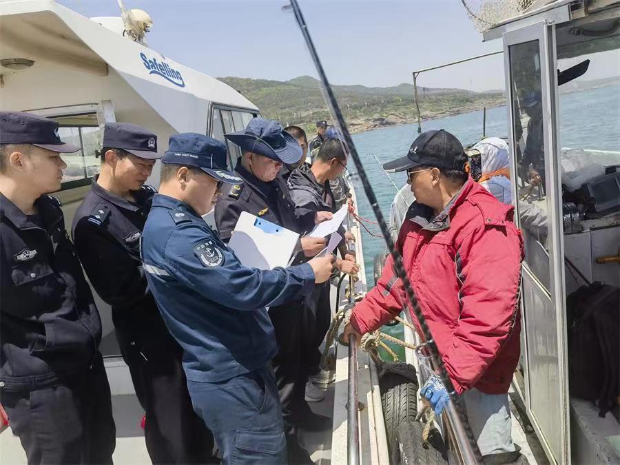 维护海上正常生产作业秩序,近日,山东青岛海警局黄岛工作站联合西海岸