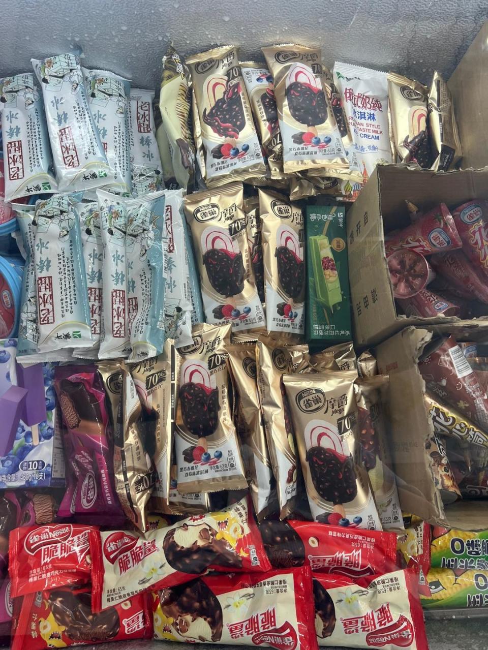 5元,而雀巢225克碗装雪糕售价为18.8元.雪糕批发商章女士介绍