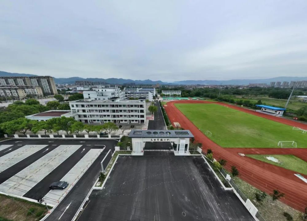 近日,小编在天台平桥二中看到该校学生宿舍焕然一新,师生纷纷点赞.