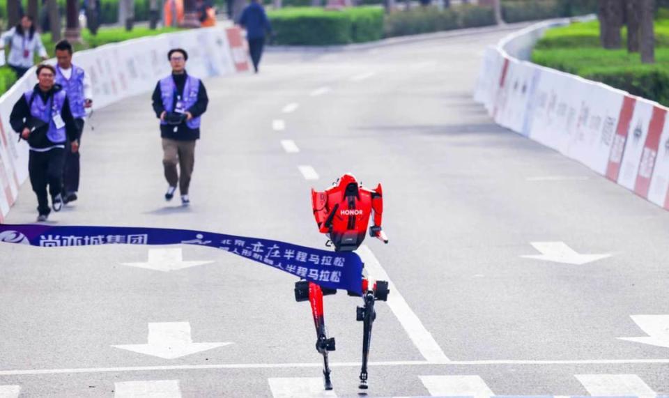 从“能跑”到“自主跑”，人形机器人半马推动产业向应用跨越_腾讯新闻