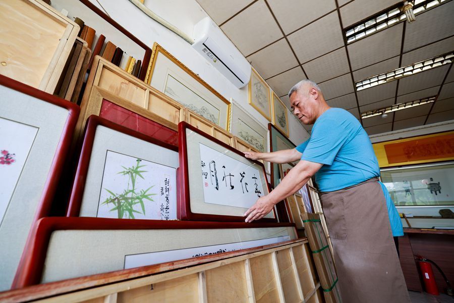 摄影丨书画装裱:一纸素宣呈现匠心之美