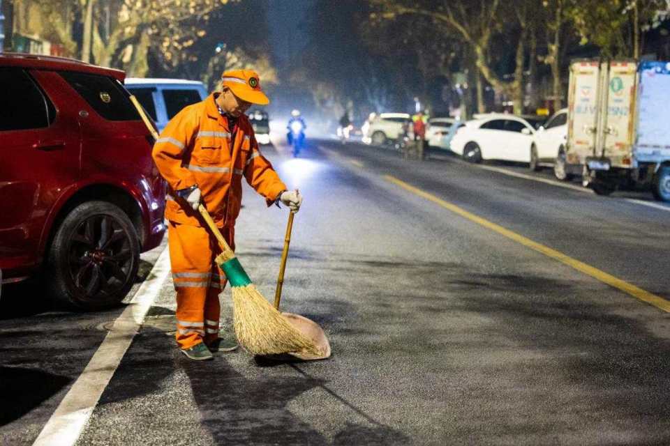 新城管新城市丨环卫工人新年"夫妻照"定格美好