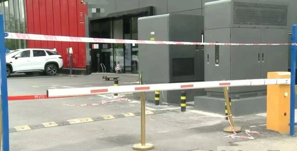 年销400万辆的品牌，4S店也出现多起暴雷传闻，超4000家网点竞争激烈？从“跑马圈地”到“精耕细作”，新能源渠道的洗牌期也开始了吗？作者丨贺言转载请注明来源：AC汽车（ID：acqiche）近期，广西广播电视台“新闻在线”栏目报道，有十余位车主，在比亚迪王朝网南宁*亚4S店购车后，出现提车难的问题，员工也反映工资数月未发，老板疑似跑路。图片来自网络好在，该店在相关部门的介入下，现已经恢复正常运营