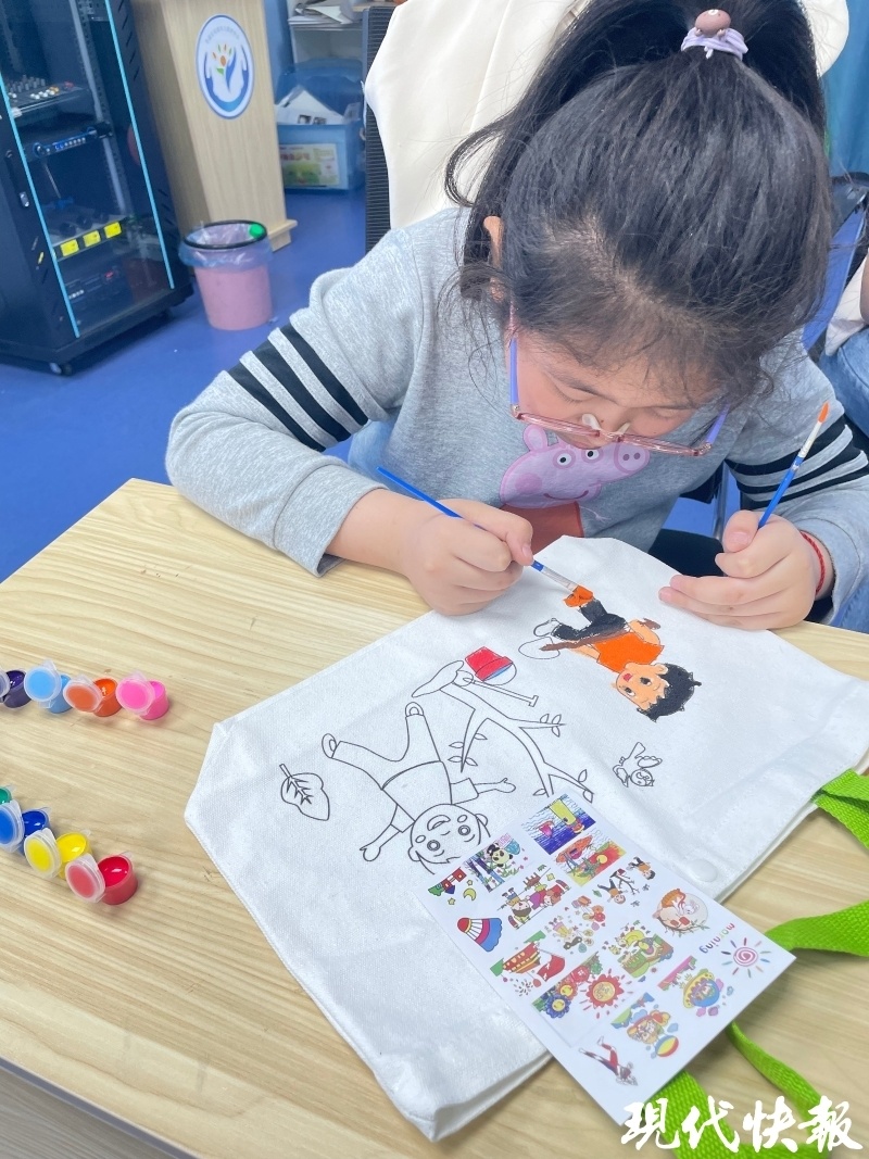 孩子们在帆布上绘画活动现场,孩子们选择好自己喜欢的图案帆布包