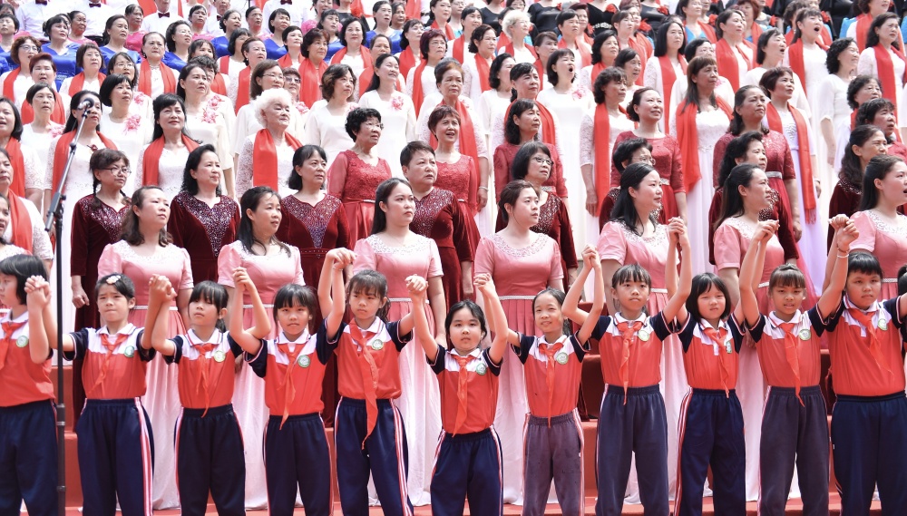 广州南沙榄核千人大合唱 唱响星海故里|英雄花开英雄城_腾讯新闻