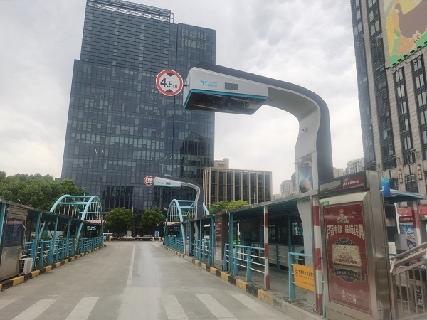 节能减排在行动共和新路公交枢纽站新增新能源充电桩