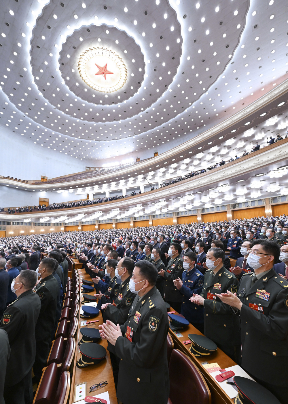 两会十四届全国人大一次会议举行第四次全体会议