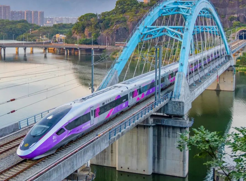 正式投运近日,复兴号亚运智能动车组列车身披"虹韵紫"车头似"鹰隼""