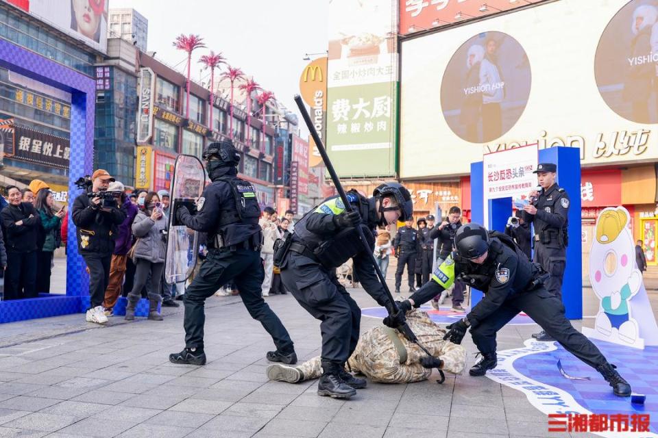全民反恐 共创平安！长沙开展反恐防恐系列宣传活动_腾讯新闻