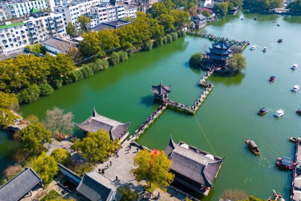 从北门出来穿过马路,侧对面就是"揽胜门广场",如果大家到临海旅游