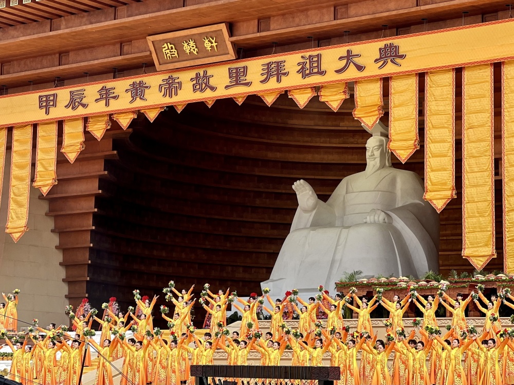 沿拜祖通道依次通过寻根门,系祖坛,轩辕桥,故里祠,进入拜祖广场