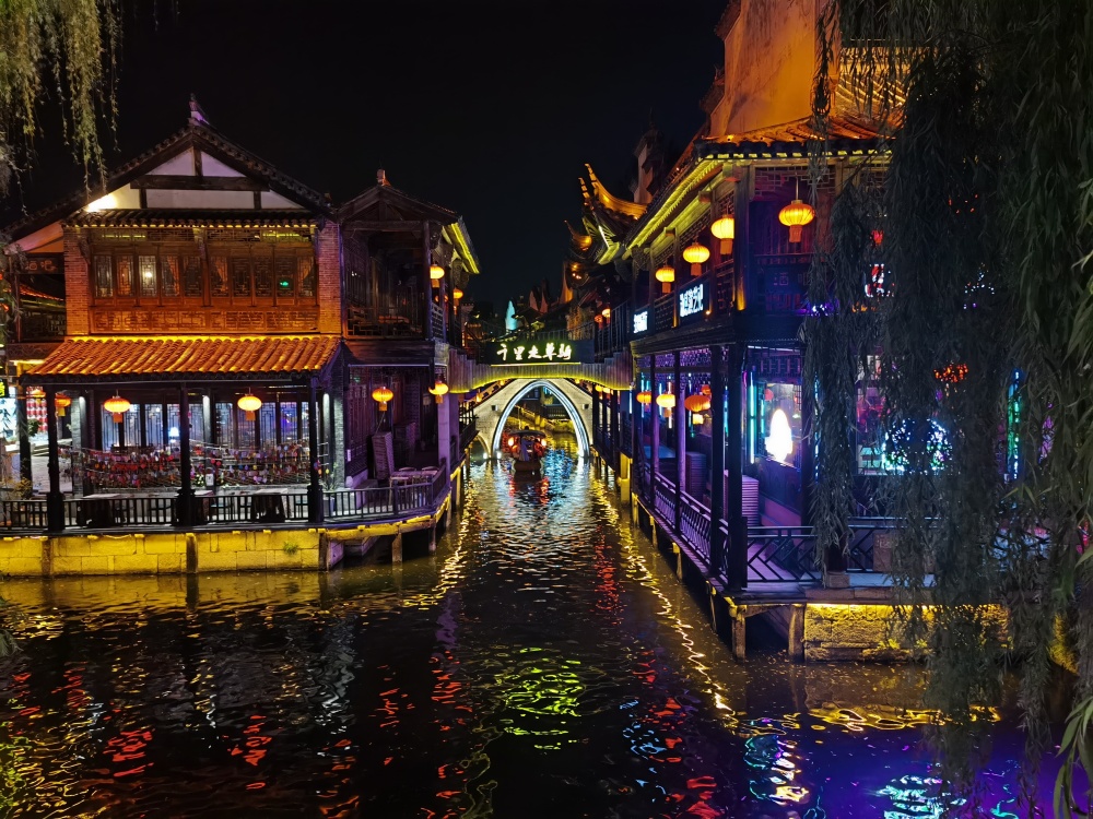 夜景,看演出,坐游船的夜游体验,绚烂的夜色氛围已经成为古城靓丽的