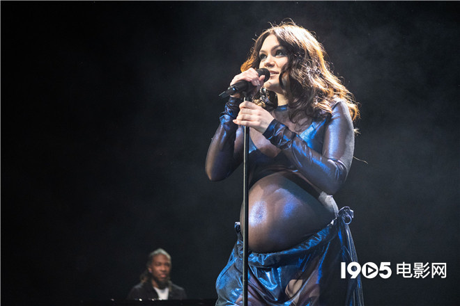 "结石姐"jessie j伦敦开唱 挺孕肚不碍激情演唱插图2