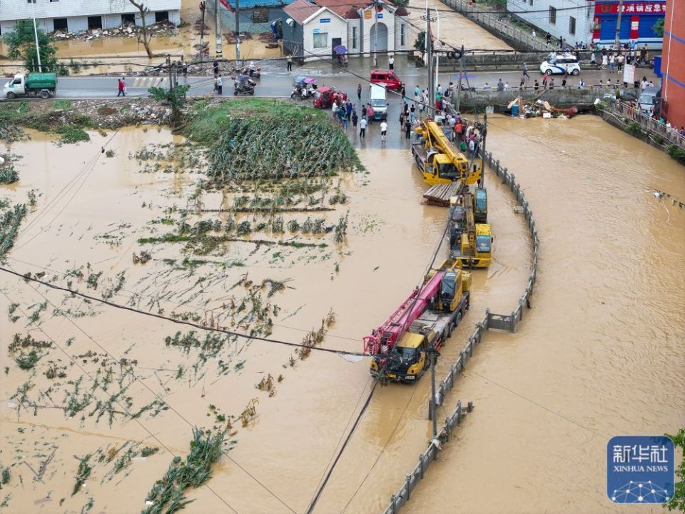重庆5区县降下特大暴雨 15条河流出现超警戒水位洪水