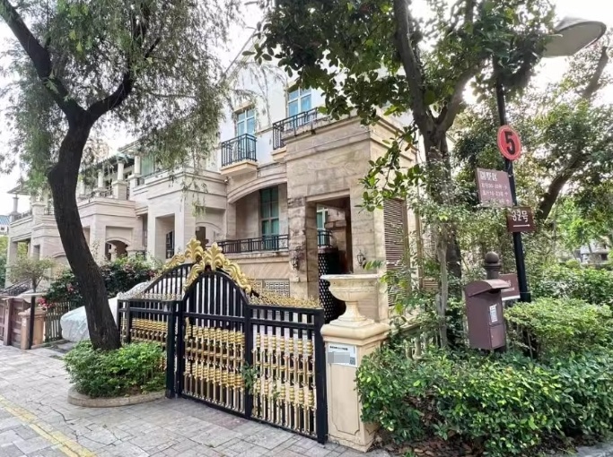 香蜜湖是深圳传统豪宅区,小区一次性开发完成掬水townhouse(联排别墅)