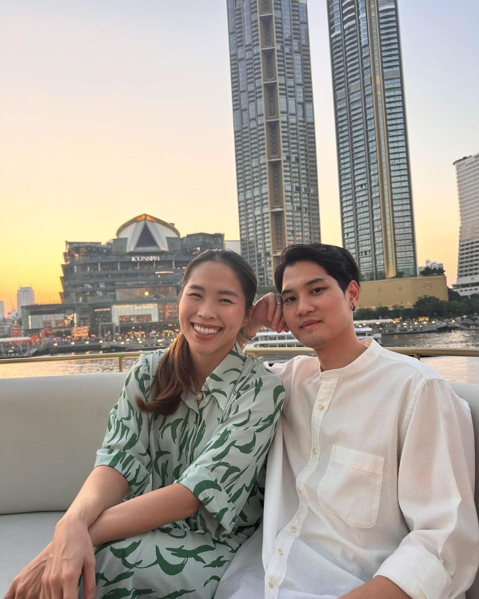 从照片可以看到,因达农与男友在游艇上庆祝自己的29岁生日,脸上洋溢着