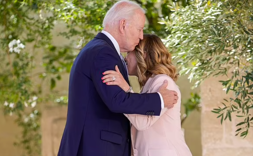 拜登亲吻47岁意大利女总理头发引热议,"他把梅洛尼当成小孩了"