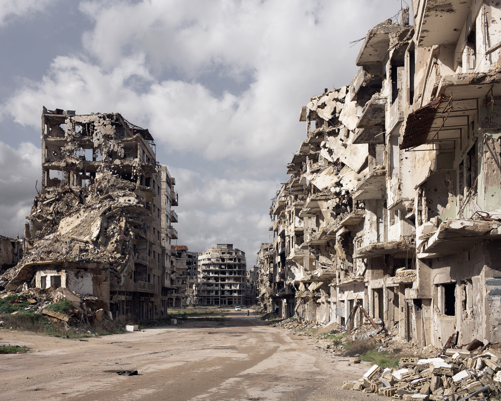 霍姆斯是一个现代城市的战争废墟,有着中东式的街区,大面积的居民楼