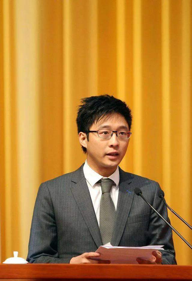 霍启刚晒父子4人同框照,兄弟3人各有特点,霍启山成颜值担当