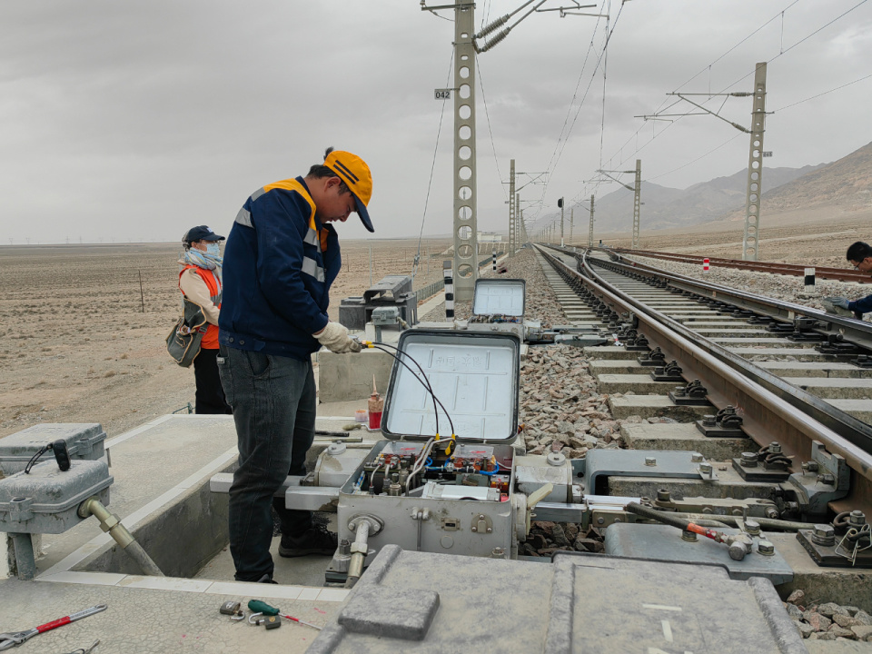 在3号道岔处,职工杨磊手持毛刷,在仔细清理转辙机自动开闭器上的灰尘