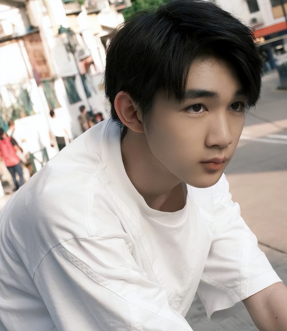 参加高考的荣梓杉,早已经是中戏北电双第一,18岁的他究竟有多强