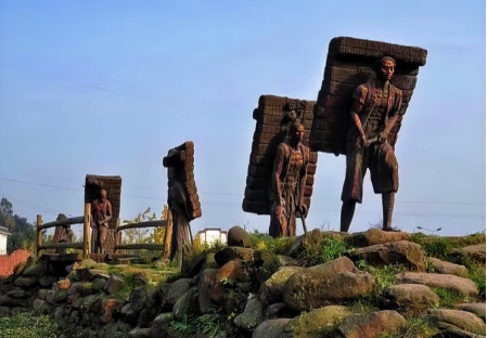 雅安茶马古道背夫雕塑(图源:雅安市地方志编纂中心)伴随着茶香,茶