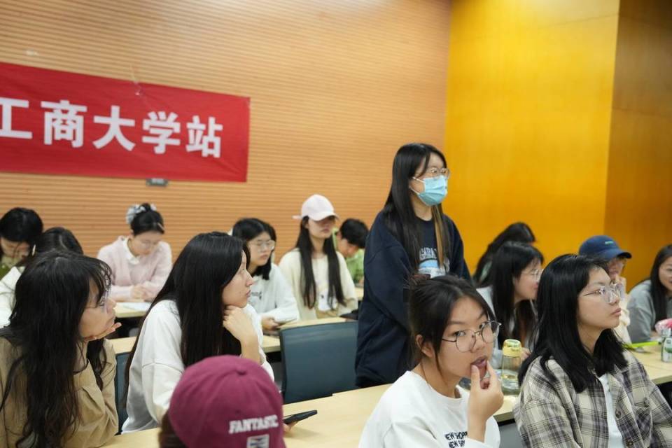 这场"封面首席进校园"活动不仅让同学们了解到aigc在传媒行业的发展