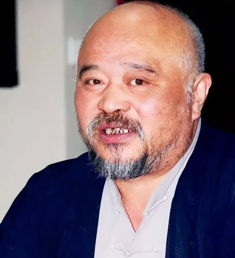 知名演员李琦摆摊卖烧烤,50元一串,精神状态比之前变好了_腾讯新闻