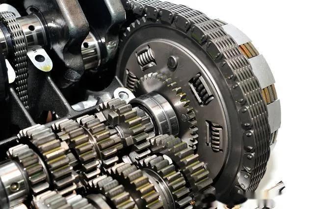 手动挡车起步一边松离合一边踩油门会磨损离合器片吗