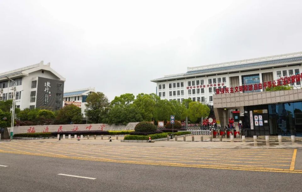 实验中学考点:车辆可停放至望海公园停车场,凤凰中学两侧自建房区域