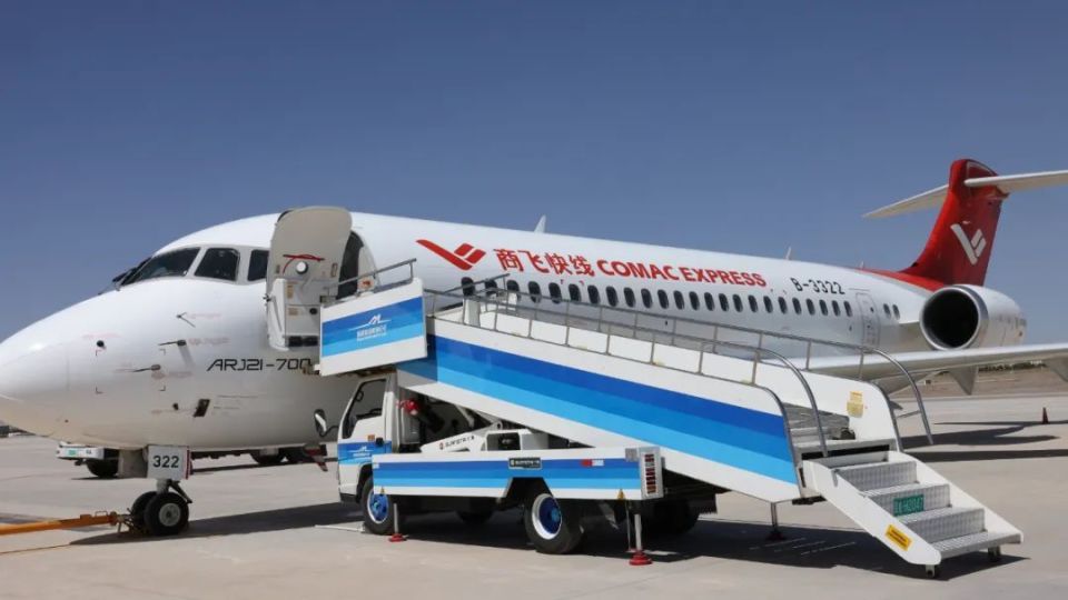 国产arj21-700飞机抵达喀什_腾讯新闻