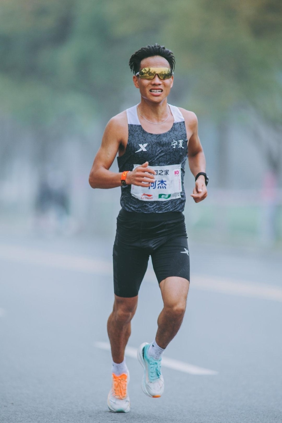 运动员何杰入围全国五一奖章拟表彰人选曾领跑中国马拉松进入206时代