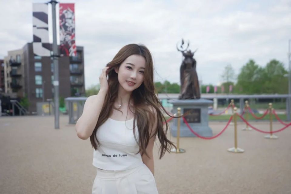 lpl老婆解说kitty晒现场照黑丝尽显腿长