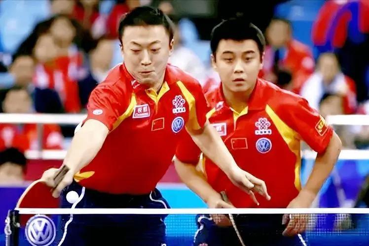 2000年第45届世乒赛男团决赛中瑞之战,刘国梁先后输给老瓦和佩尔森