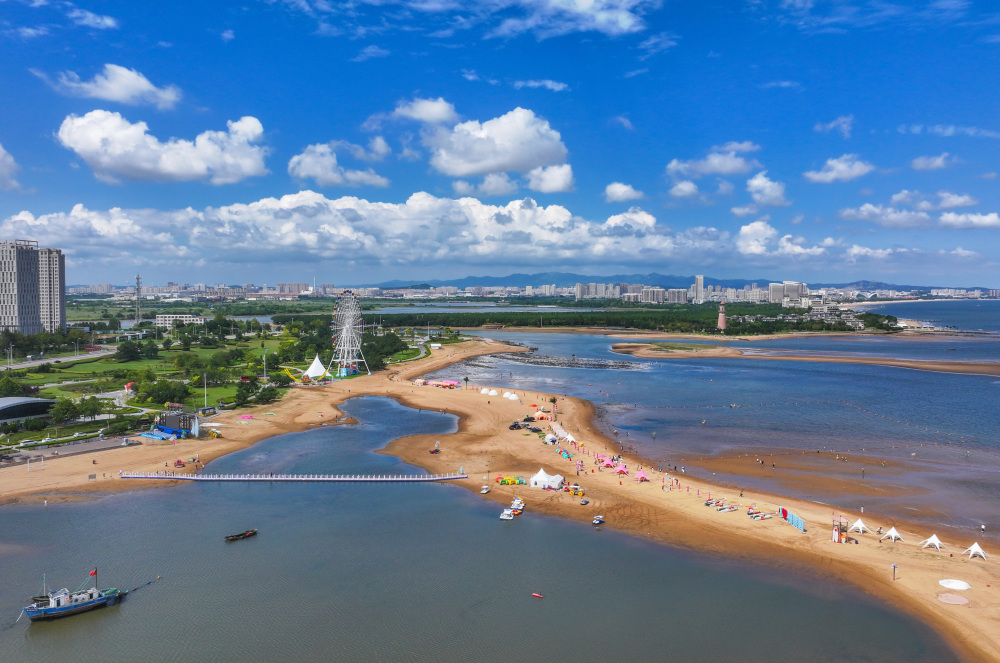 以上图片:2024年8月27日,人们在山东省荣成市桑沟湾沿岸一处滨海公园