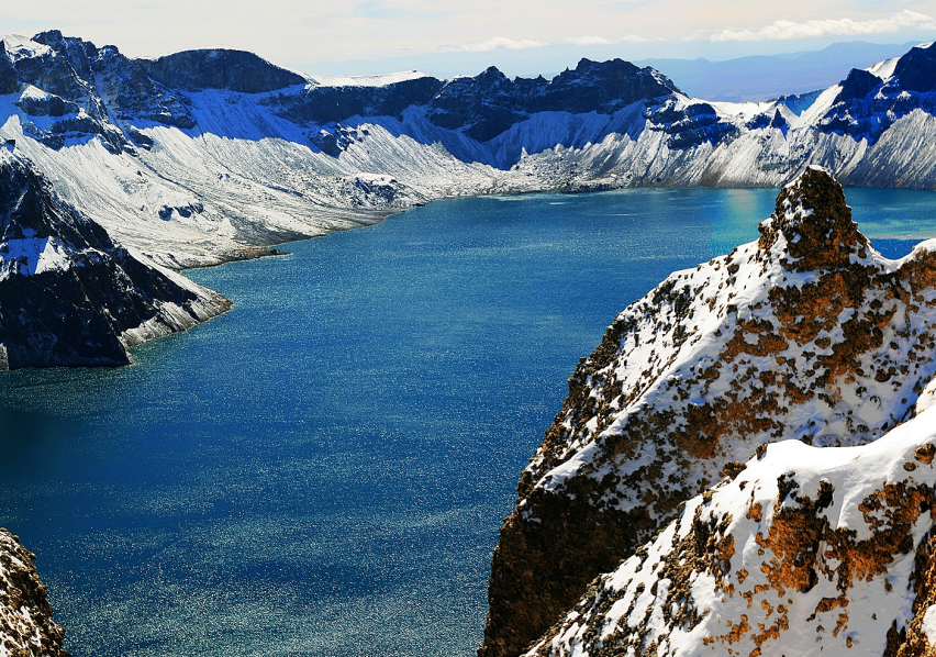 位于长白山十六峰的环抱簇拥之中,背倚海拔2749米的长白主峰白头峰