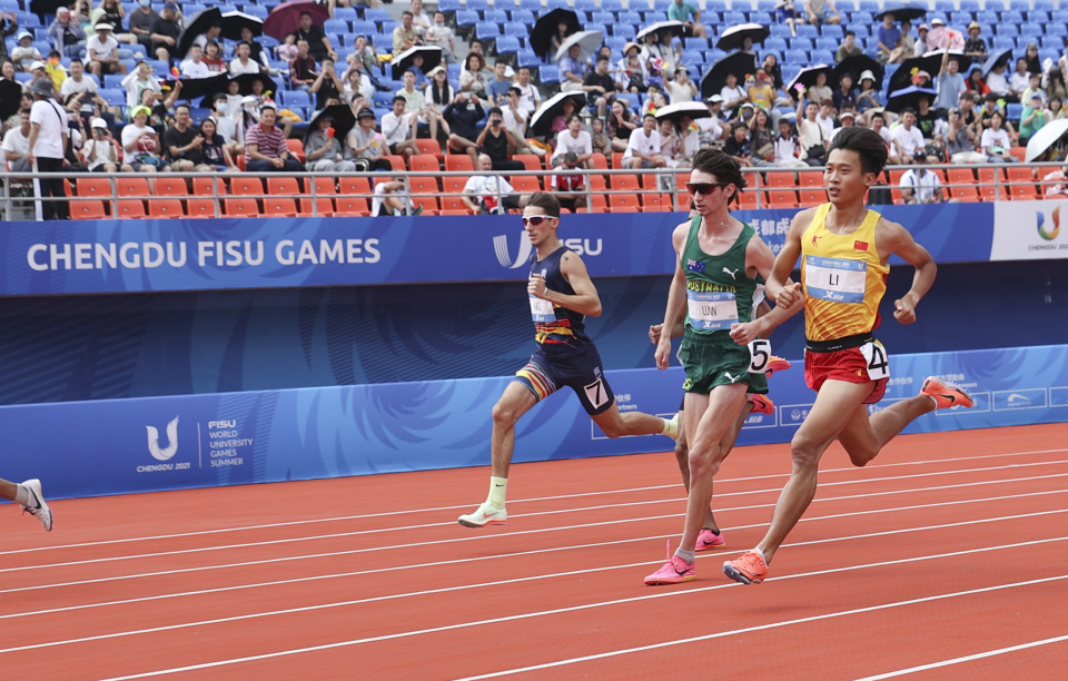 (4)田径——男子800米预赛赛况8月4日,中国选手李俊霖(右一)在比赛中 
