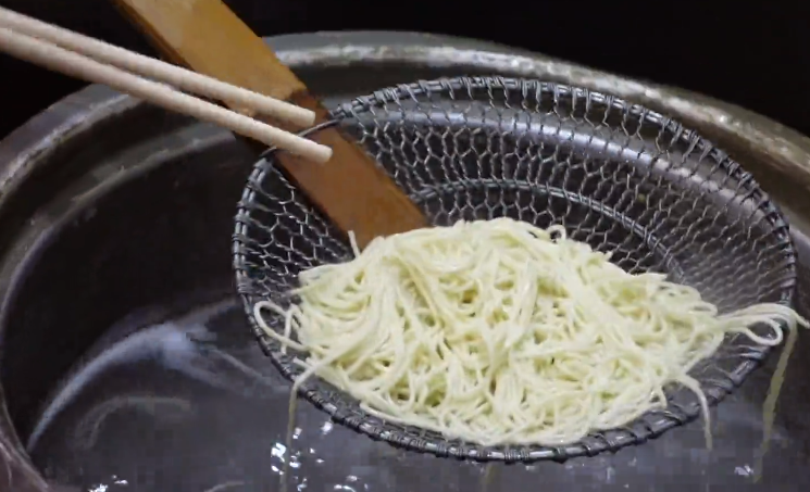 鲜面条,开洋,葱油,生抽,老抽,白糖,鸡精煮上一碗面,再加上炸到微焦的