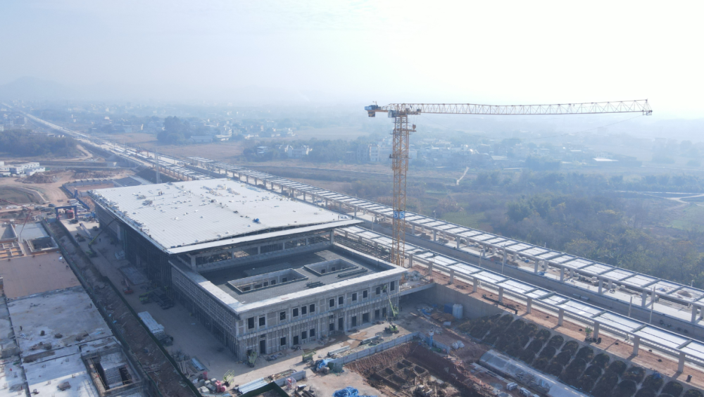 日前,由中铁四局承建的梅(州)龙(川)高铁兴宁南站,五华站两座站房钢