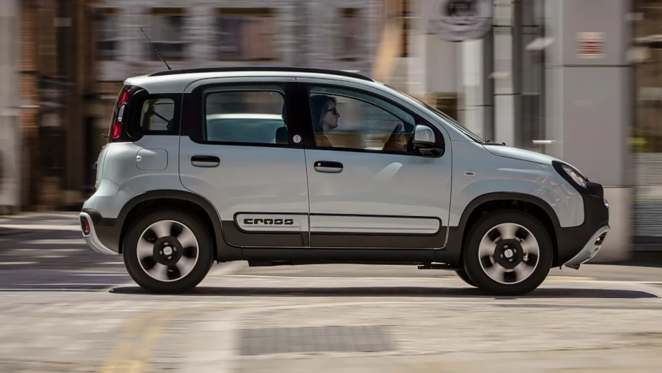 个性的的意大利熊猫,菲亚特panda实车图发布_腾讯新闻