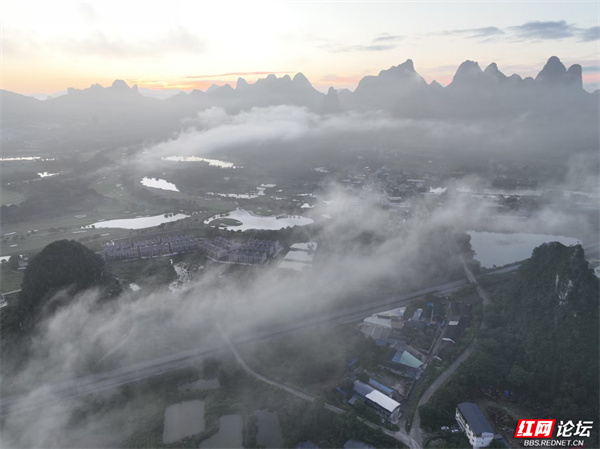 桂林的清晨藏着惊喜：晨雾未散时，山水已成画-腾讯新闻