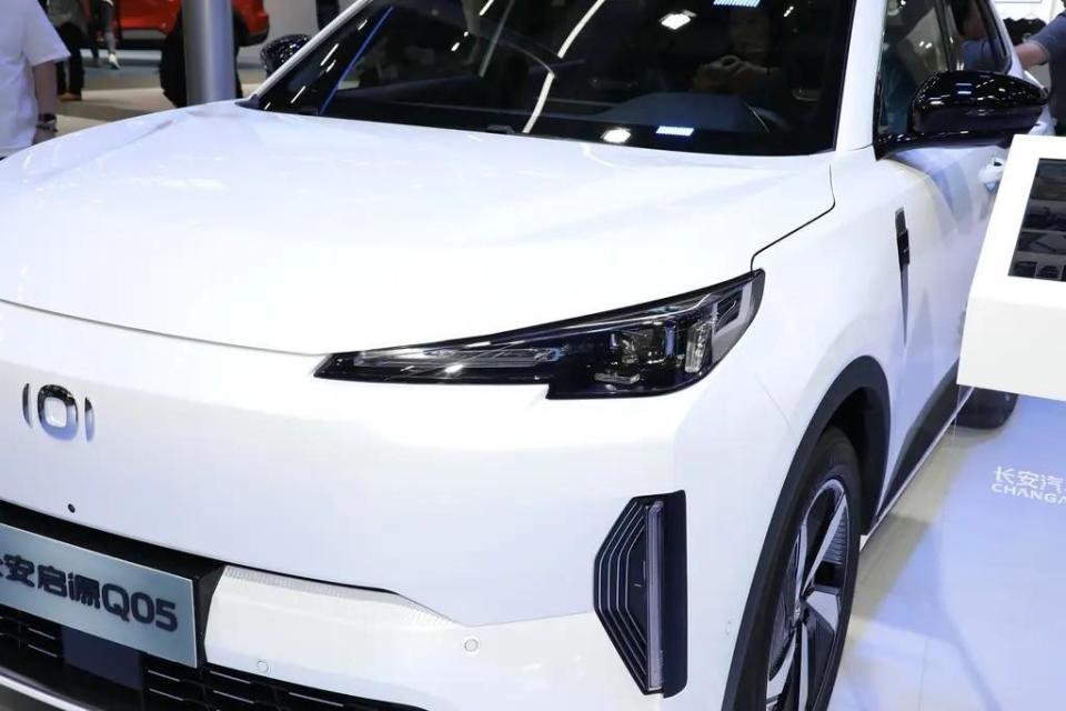 采用了封闭式的进气格栅,大灯的造型十分锐利,看起来就十分睿智的样子