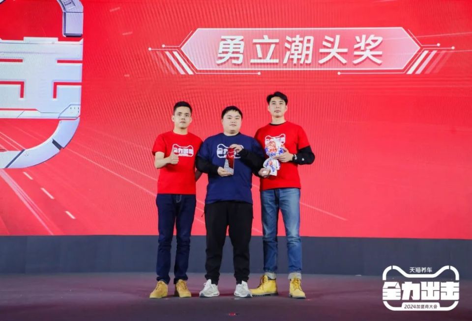 " 天猫养车蓝电max上海闵行店主理人张卓在领奖后直言道,"门店融合了