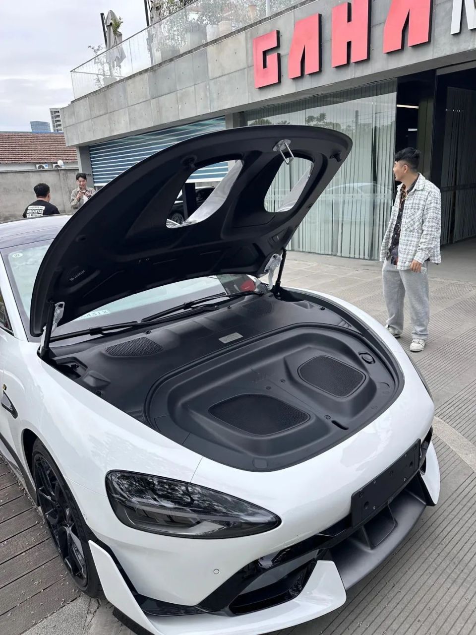 小米SU7 Ultra 4.2万的挖孔前盖无通风效果？多名博主亲测_腾讯新闻