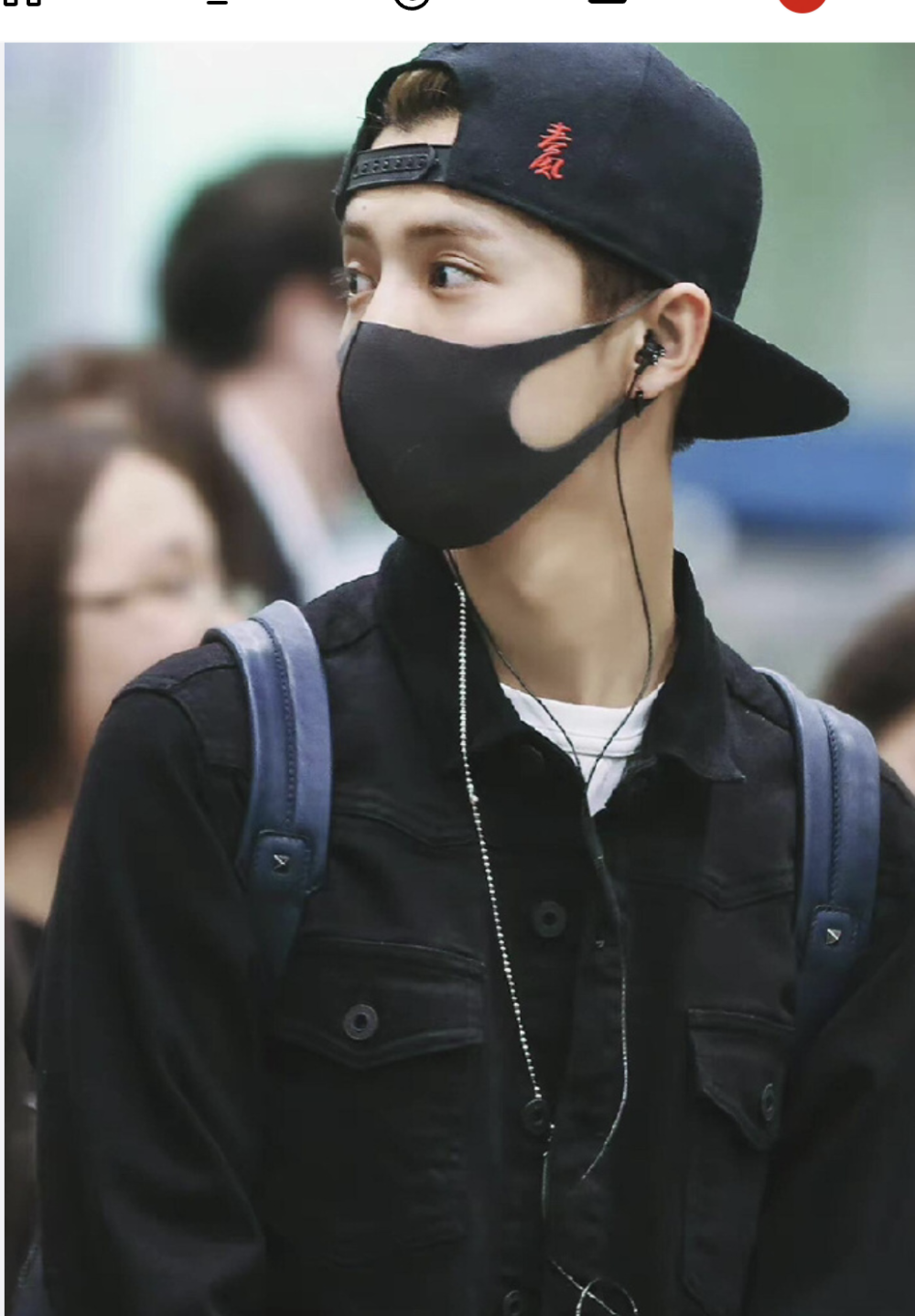 45岁邓超泳池抱着34岁鹿晗,黄头发马尾辫亮眼了:像抱了个大姑娘