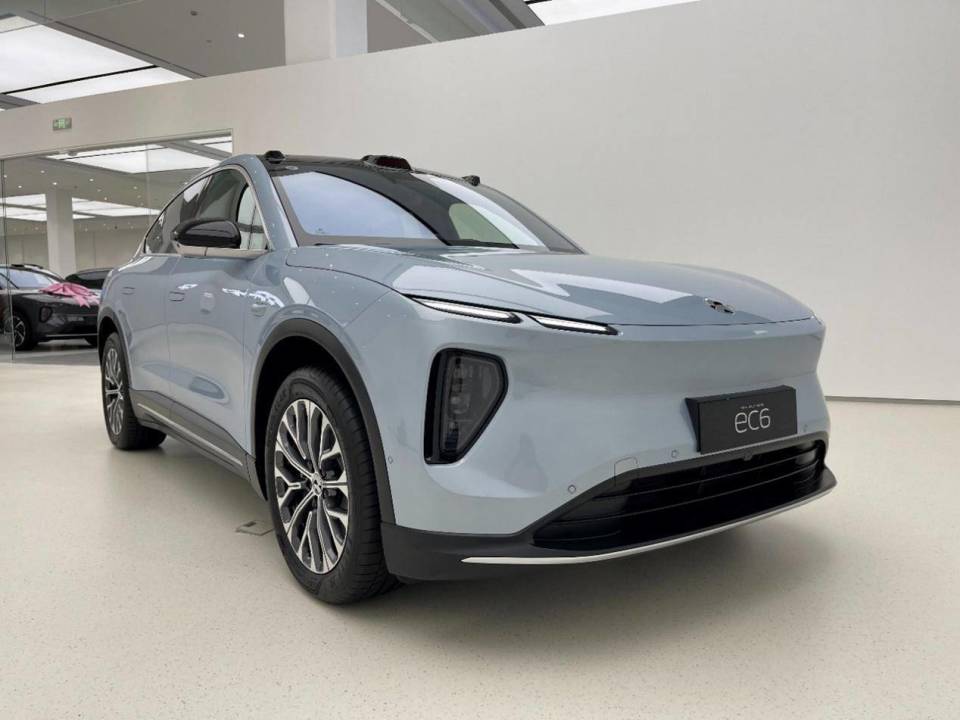 es6 2万元=轿跑suv画风 电动尾翼,加速还更快,蔚来ec6到店实拍_腾讯
